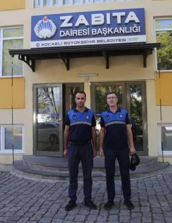 İzmit'te zabıta ekipleri para dolu çanta buldu!