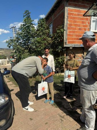 AKP Derince okula başlayan çocukları unutmadı