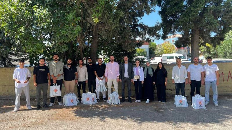 AKP Derince okula başlayan çocukları unutmadı