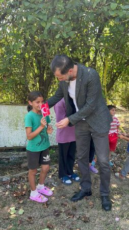 AKP Derince okula başlayan çocukları unutmadı