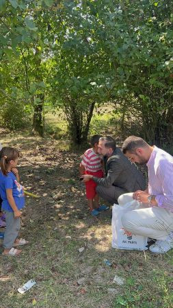 AKP Derince okula başlayan çocukları unutmadı