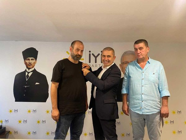“Umut İYİ Parti” diyerek 50 yeni üyeye rozet taktılar