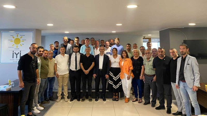 “Umut İYİ Parti” diyerek 50 yeni üyeye rozet taktılar