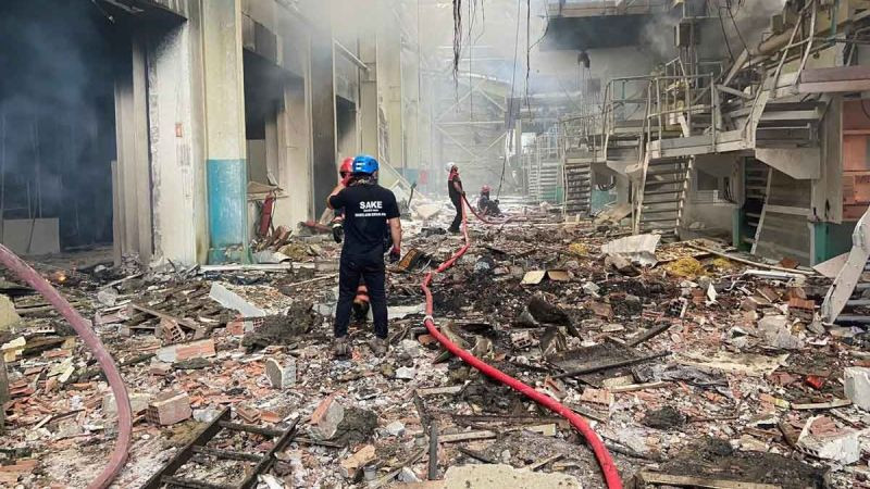 Komşudaki patlamada ortalık adeta savaş alanına dönmüş