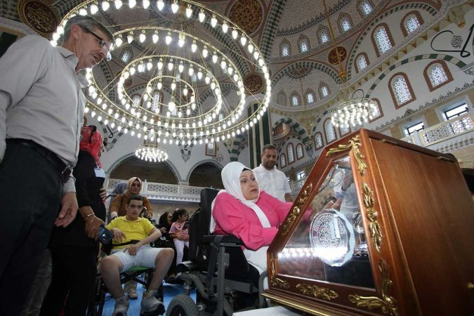 Özel bireyler, Sakal-ı Şerif’i görme imkanı buldu