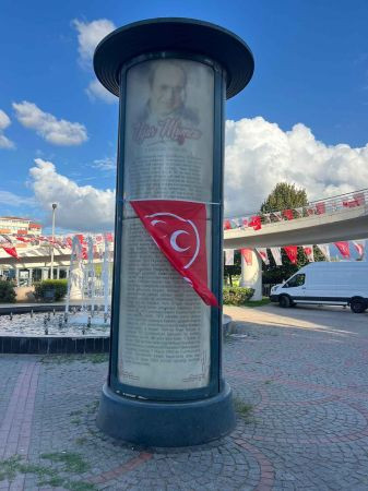 Uğur Mumcu anıtına MHP bayrakları sardılar