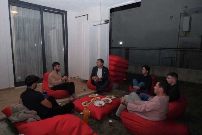 Yıldızlı sözünü tuttu, üniversite öğrencilerine misafir oldu