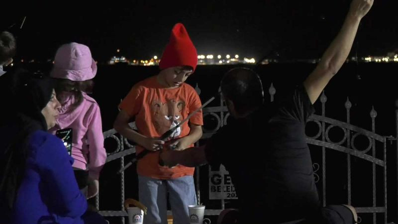 Kocaeli'de oltasını kapan minikler babaları ile balık avladı