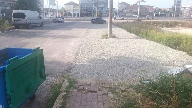 Kartepe’deki sokağın kaldırımlarını kaldırdılar