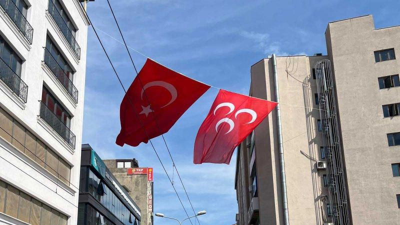 MHP Kocaeli bayrakları yeniledi