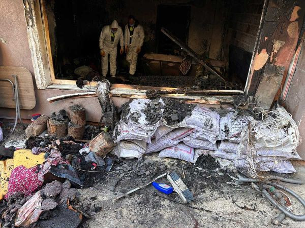 Gölcük Belediyesi büyük hasar gören evi temizledi