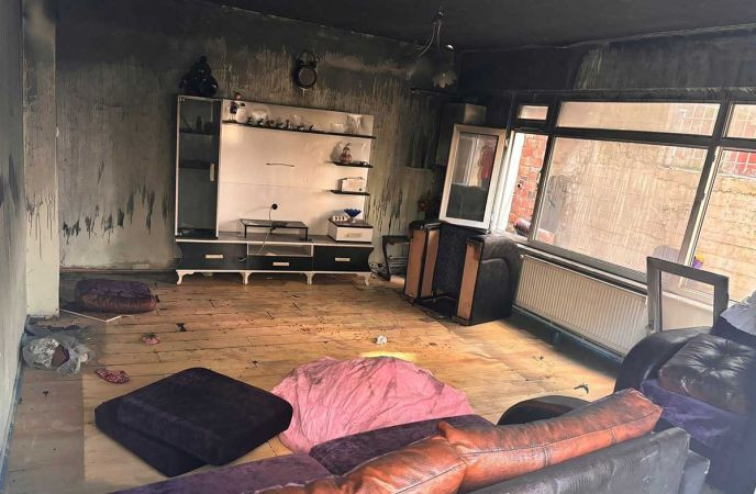 Gölcük Belediyesi büyük hasar gören evi temizledi