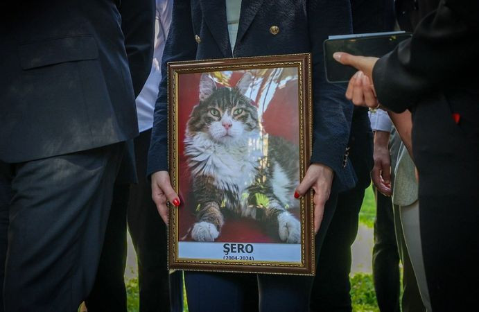 CHP’nin maskotuydu, Özgür Özel defnetti