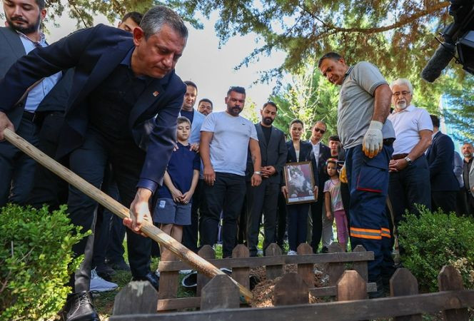 CHP’nin maskotuydu, Özgür Özel defnetti