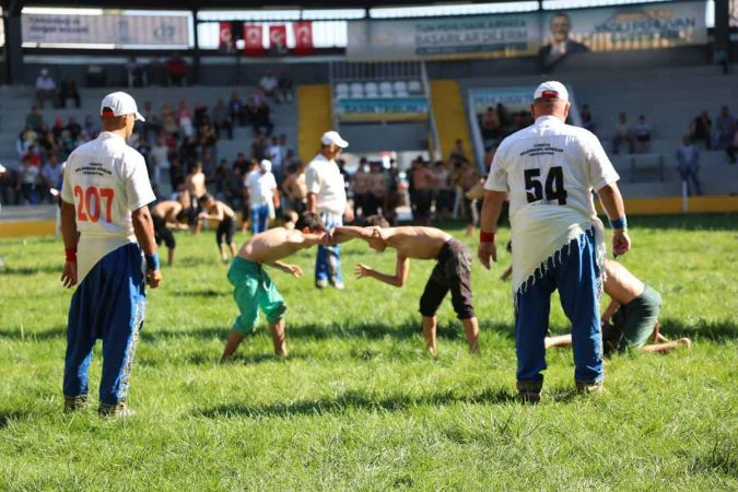 Müsabakalar başladı, güreşçiler er meydanına çıktı