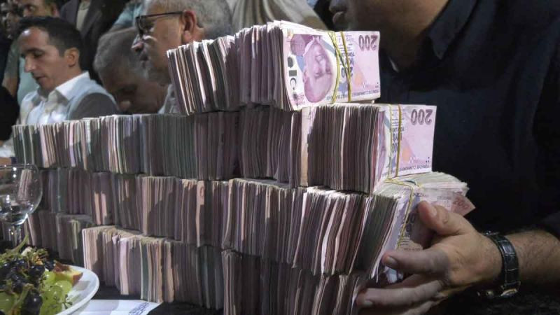 Kocaeli’deki aşiret düğününde kilolarca altın, milyonlarca lira takıldı