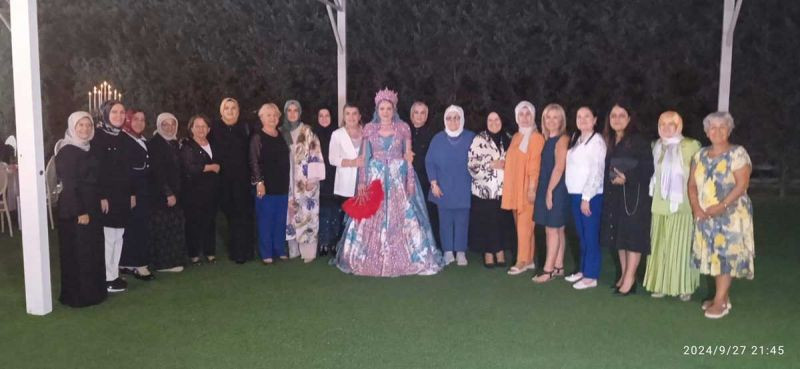 Emine Zeybek sessiz sedasız kızını evlendirdi