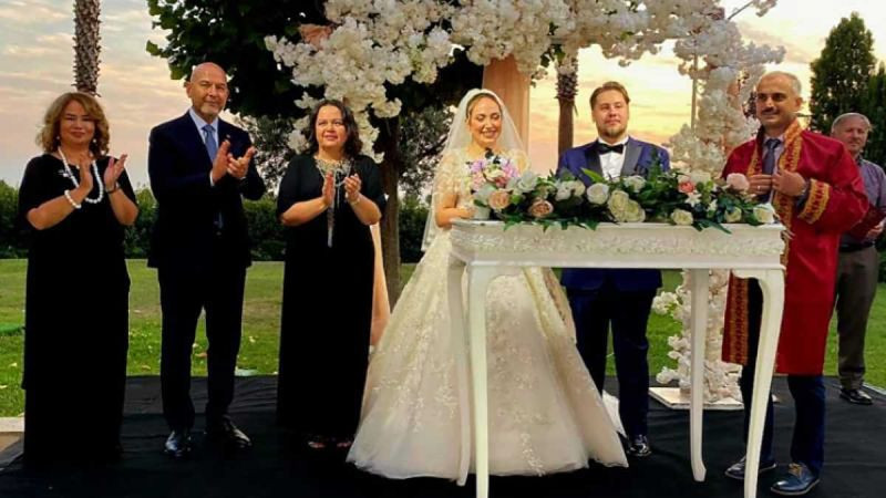 Emine Zeybek sessiz sedasız kızını evlendirdi
