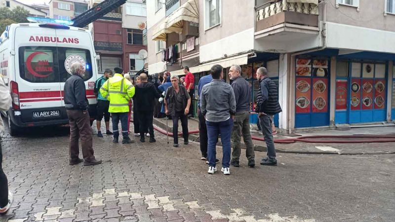 İzmit’te korkutan yangın! İçeride mahsur kaldılar
