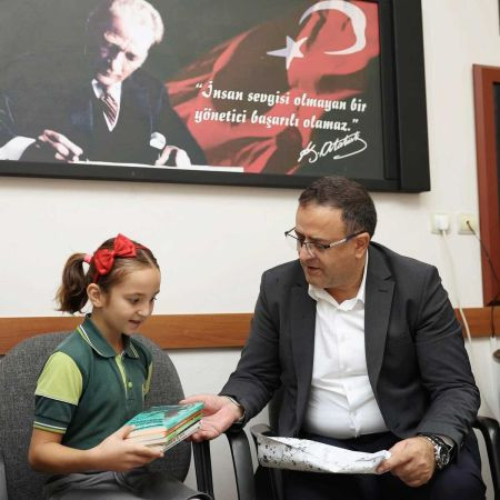 Gökçe konserde tanıştığı öğrenciyi okulunda ziyaret etti