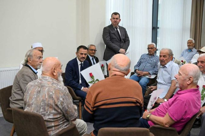 Aktaş çifti, huzurevi sakinlerine ellerinde güllerle gitti