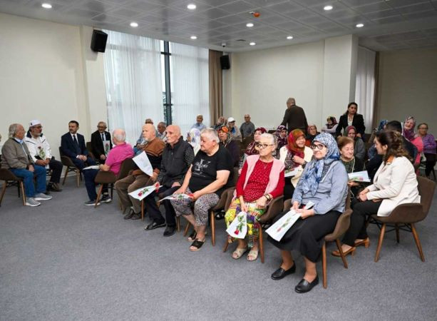 Aktaş çifti, huzurevi sakinlerine ellerinde güllerle gitti