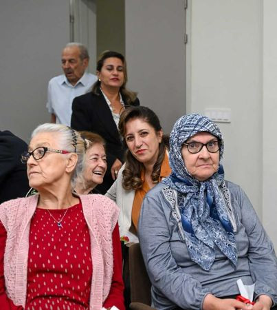 Aktaş çifti, huzurevi sakinlerine ellerinde güllerle gitti