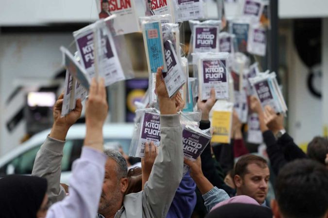 Yürüyüş yolunda asırlık çınarlar kitap açtı