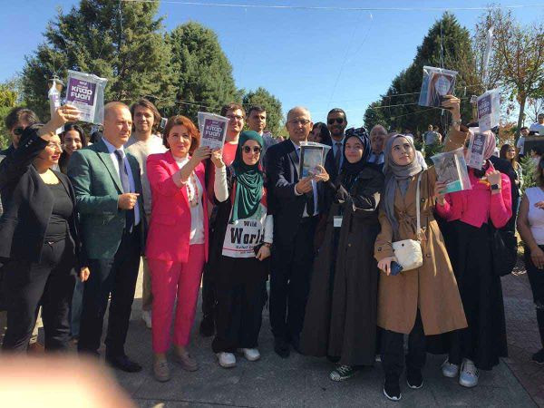 KOÜ'de öğrencilere ağaçta kitap sürprizi