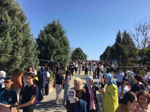 KOÜ'de öğrencilere ağaçta kitap sürprizi