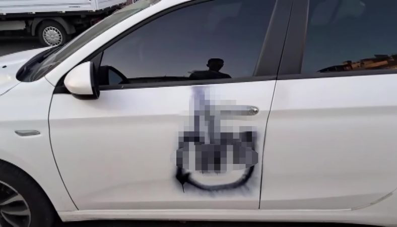 Park halindeki otomobili boyayıp, kaçtı!