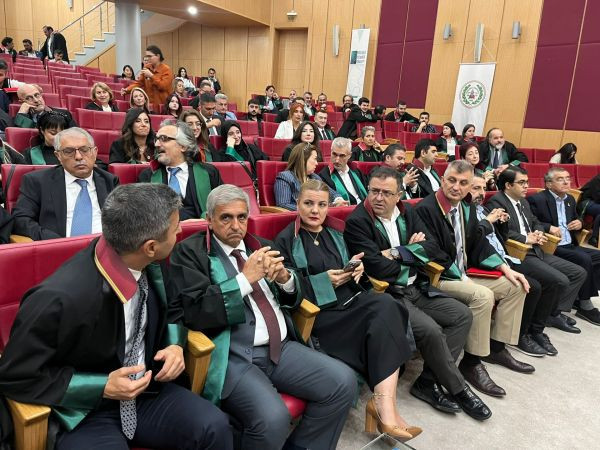 Belediye başkanları cübbeleriyle baro seçiminde