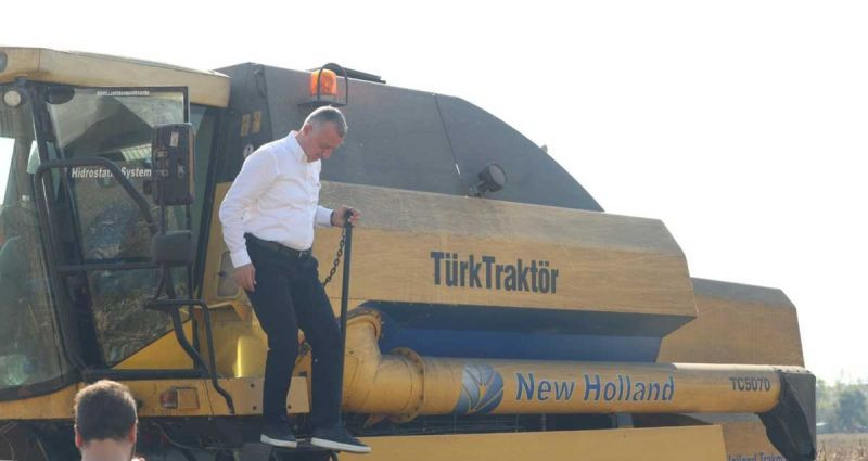 Büyükakın biçerdöverle hasat yaptı