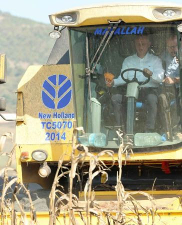 Büyükakın biçerdöverle hasat yaptı