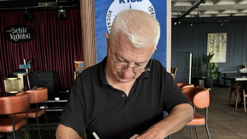 Dr. Ufuk Saka okurları için kitabını imzaladı