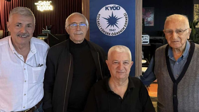 Dr. Ufuk Saka okurları için kitabını imzaladı