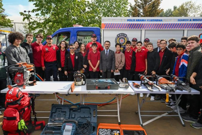 Vali Aktaş, İzmit’teki lisede deprem tatbikatına katıldı