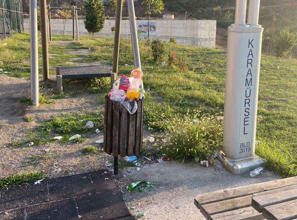 Çocuk parkı çöplüğe döndü!