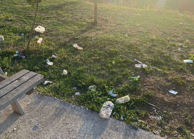Çocuk parkı çöplüğe döndü!