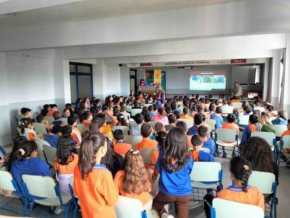 Öğrencilere okullarda deprem tatbikatları yapılıyor