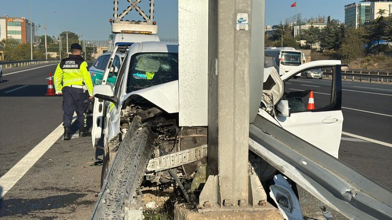 Kocaeli'de feci kaza: Araç bariyerlere saplandı!