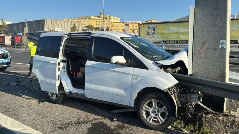 Kocaeli'de feci kaza: Araç bariyerlere saplandı!