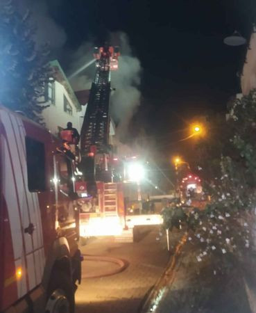 Kocaeli’de geceyi aydınlatan yangın!