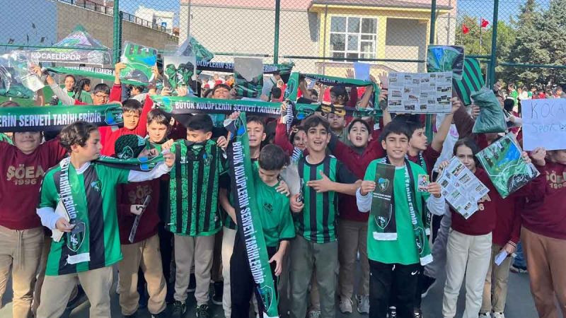 Kocaelisporlu futbolcular öğrencilerin yüzünü güldürdü