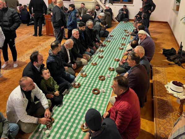 MHP’liler, Orhan Camii’nde kahvaltı yaptı