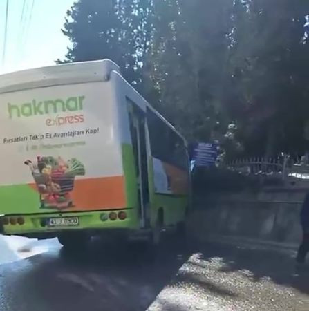 Yolcular panik yaşadı! Özel halk otobüsü duvara çarptı