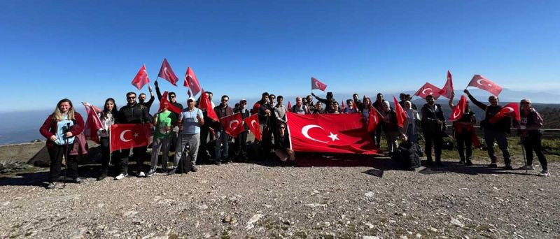 Bayrağımız Kartepe zirvede dalgalandı