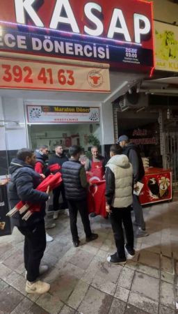 AKP Derince’den esnafa Cumhuriyet Bayramı Jesti