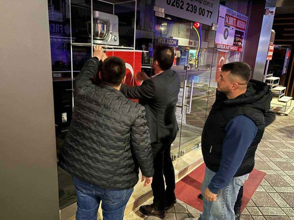 AKP Derince’den esnafa Cumhuriyet Bayramı Jesti