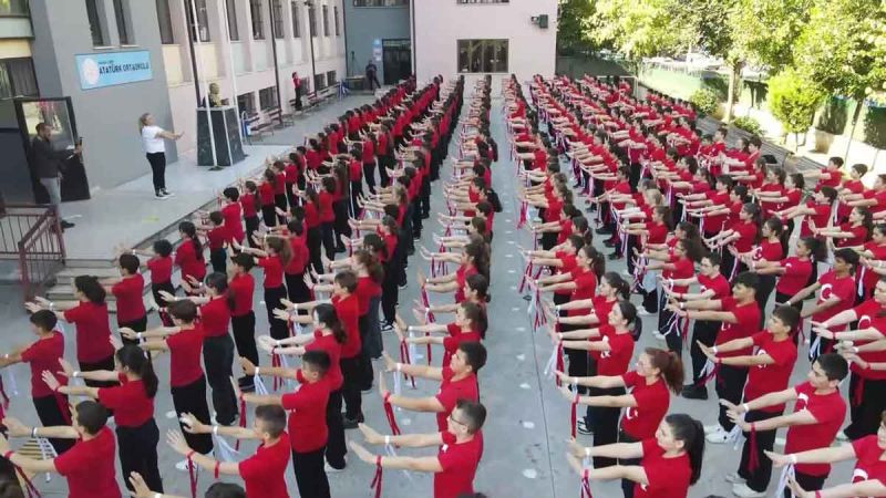 İzmit’te yüzlerce öğrenciden unutulmaz koreografi
